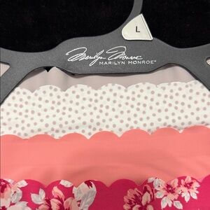 $25 🛍️ Marilyn Monroe Set of 4 Thongs Size Large